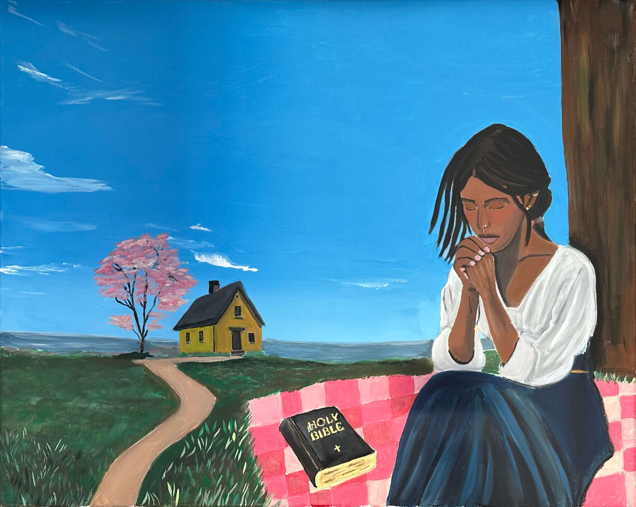 Eine Frau mit dunkler Hautfarbe und dunklen Haaren sitzt betend auf einer Decke.