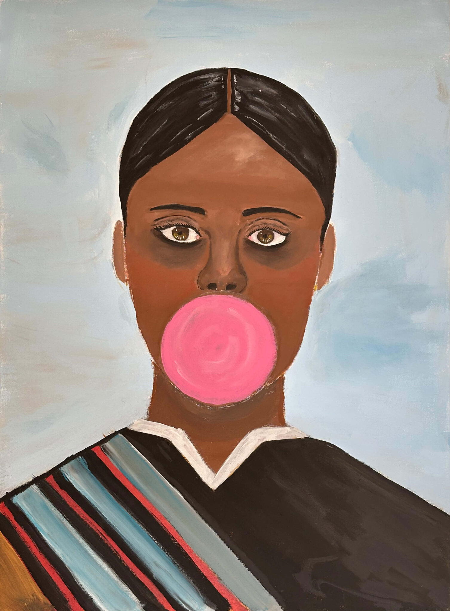 Porträt einer Fraumit dunkler Hautfarbe und dunklem, nach hinten gekämmtem Haar macht eine risige rosfarbene Kaugummiblase.