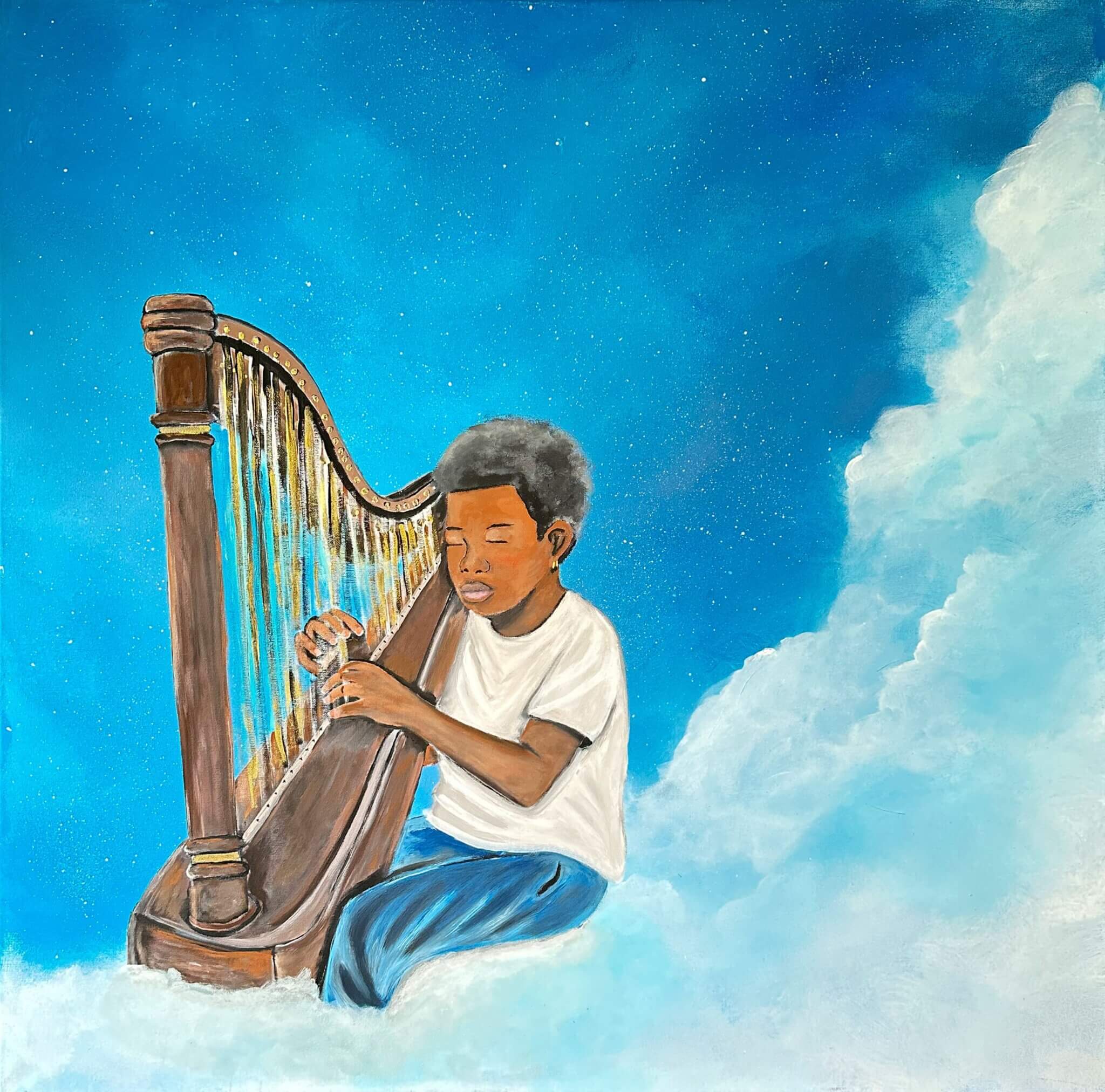 Kind sitzt auf einer Wolke und spielt eine Harfe vor blauem Himmel mit Wolken
