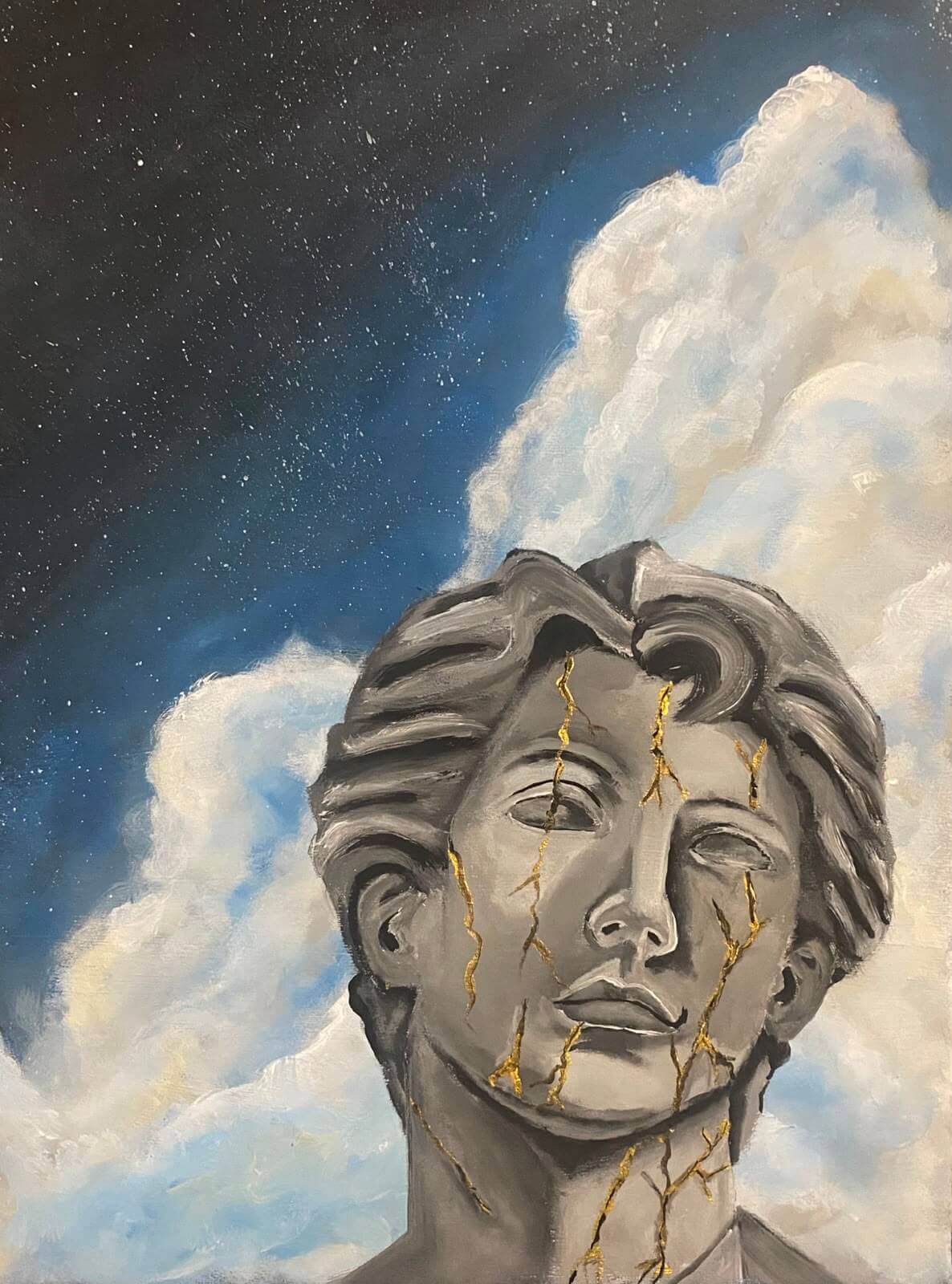 Porträt einer Statue mit goldenen Rissen vor wolkigem Himmel