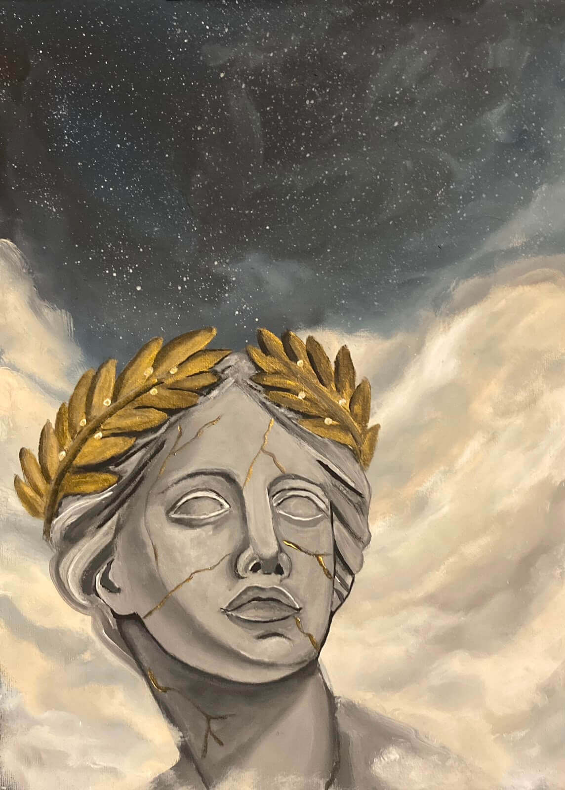 Marmorkopf einer Statue mit goldener Lorbeerkrone vor wolkigem Himmel und Sternenhimmel