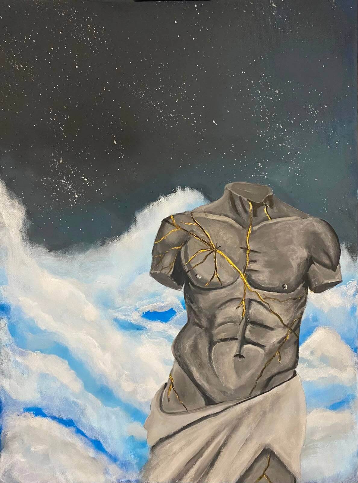 Kunstwerk mit einem kopflosen, muskulösen Torso, der Risse mit goldener Füllung zeigt, vor einem Himmel mit Wolken und Sternen